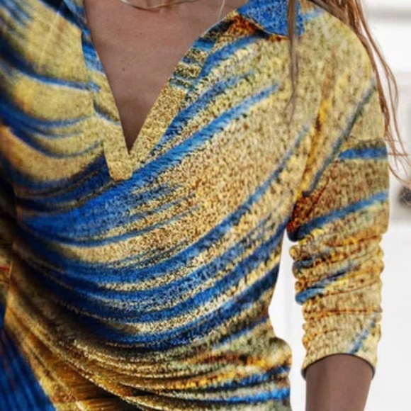 Adorable Blouse with long sleeves in pretty blues and golds in Size M - Picture 2 of 8